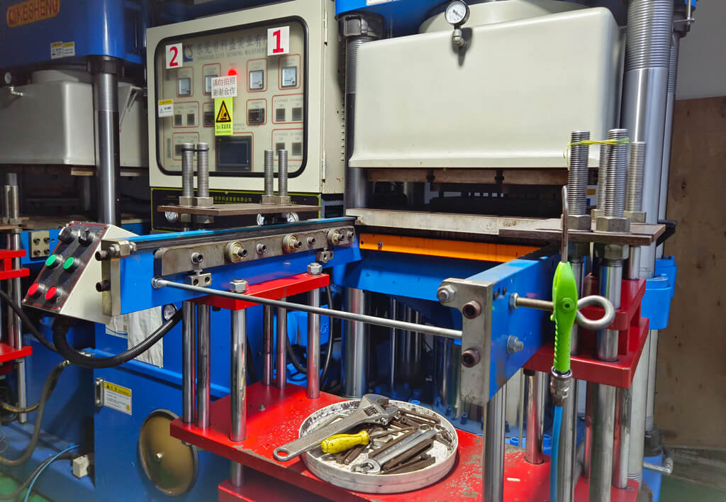 silicone compression molding machine used in rubber parts manufacturing